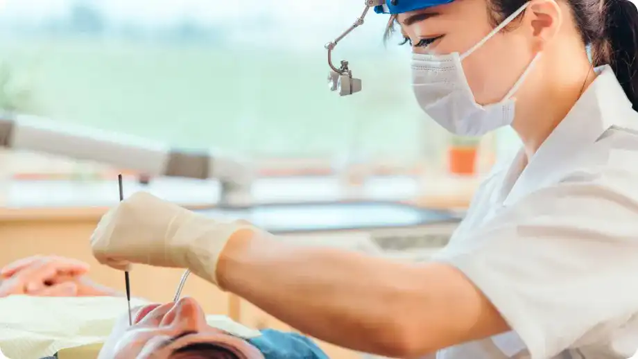 患者様に丁寧に対応する歯科衛生士