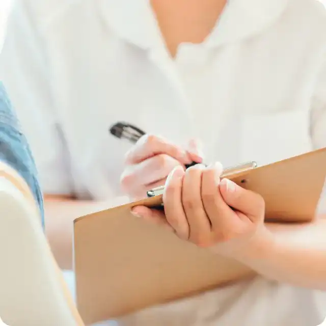 歯科助手としてドクターをサポートする業務風景